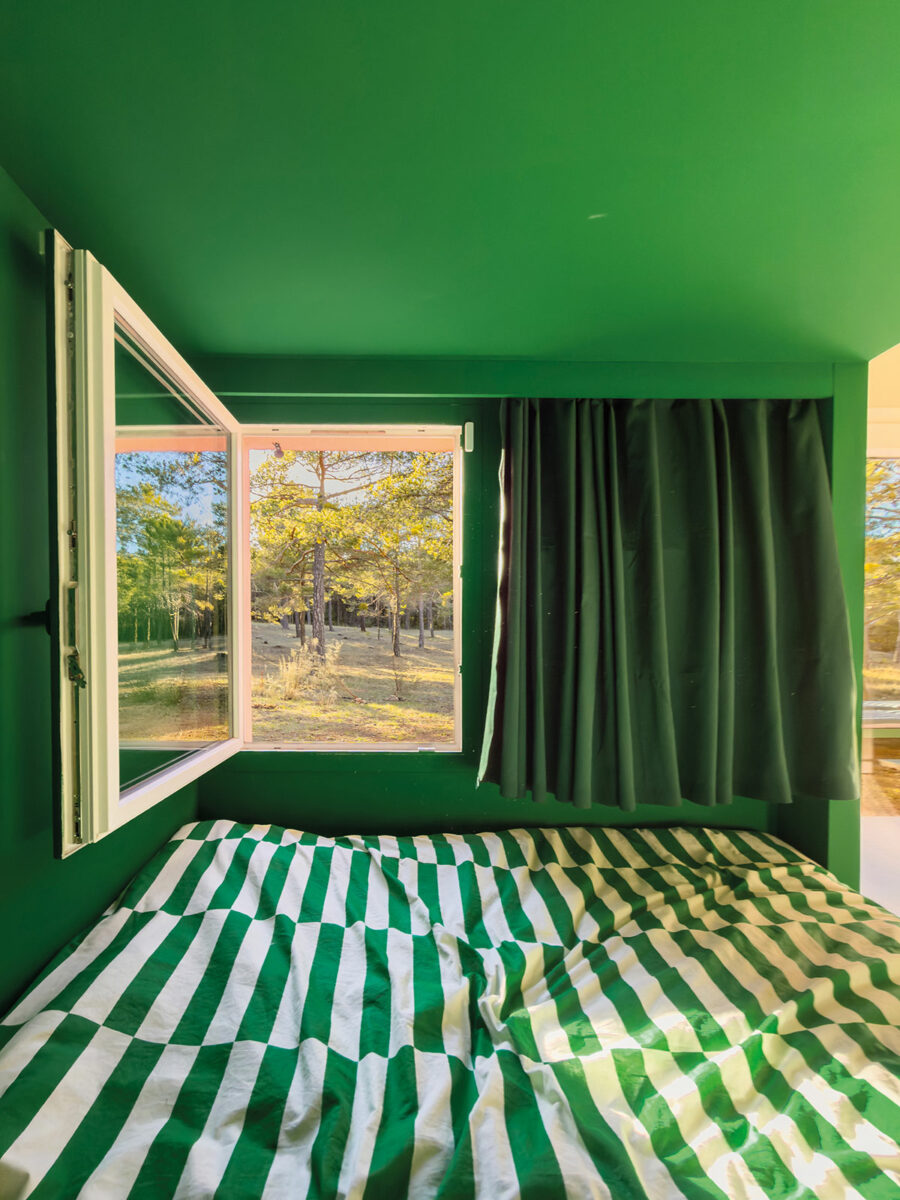 La chambre verte, surnommée la cabane, avec fenêtre ouverte sur la pinède et couvre-lit à damiers verts et blancs